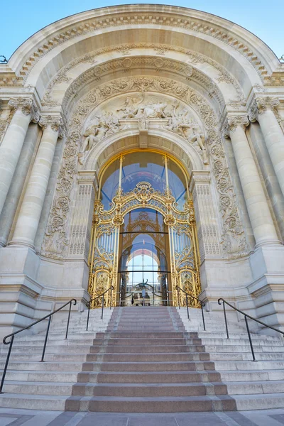 Petit Palais palace, vacker entré med trappa i Paris — Stockfoto