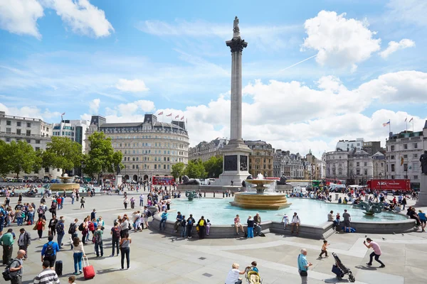Trafalgar square i en solig dag, människor och turister i London — Stockfoto