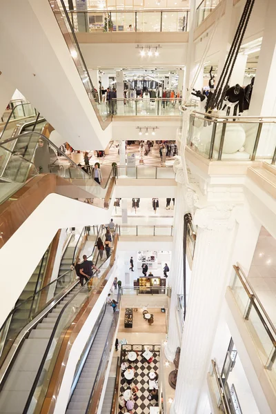 Selfridges grand magasin intérieur, les gens sur les escaliers mécaniques Images De Stock Libres De Droits