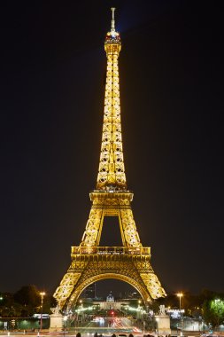 Gece altın aydınlatma ile Eyfel kulesi, Paris