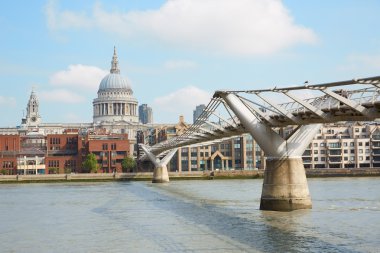 Güneşli bir sabah Millennium köprüsü ve St Paul katedrali, Londra