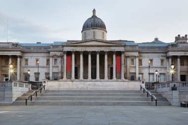 Ulusal Galeri binası sabahın erken saatlerinde, Londra