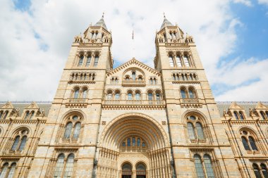 Güneşli bir günde Doğal Tarih Müzesi bina cephe, Londra