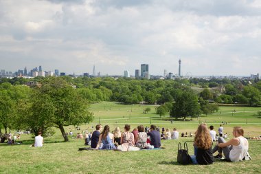 Primrose hill üst Londra şehir manzaralı ve insanlar