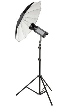 Studio şemsiye ile flash ve beyaz kırpma yolu üzerinde stand