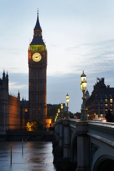 Big Ben e Casas do Parlamento ao entardecer em Londres — Fotografia de Stock