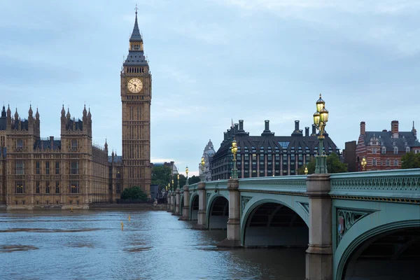 Big Ben und Brücke am frühen Morgen in London, niemand — Stockfoto