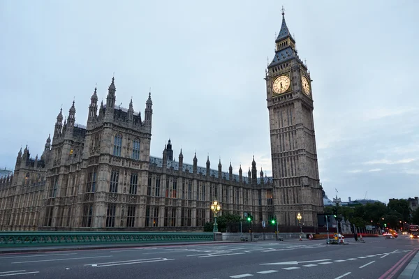 A Big ben és a Westminster palota a kora reggeli órákban, Londonban — Stock Fotó