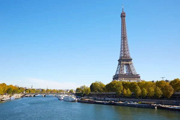 Eiffel-torni ja Seine-joki aurinkoisena päivänä, Pariisi — kuvapankkivalokuva