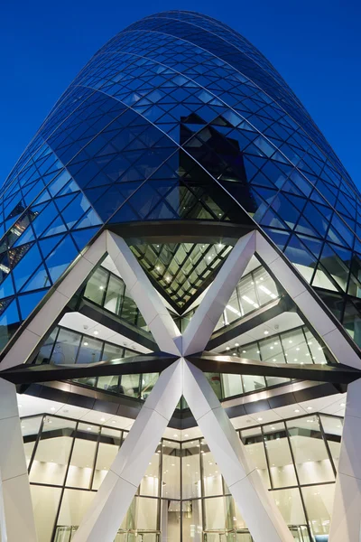 30 St Mary Axe bina veya Gherkin gece aydınlatılmış, Londra — Stok fotoğraf