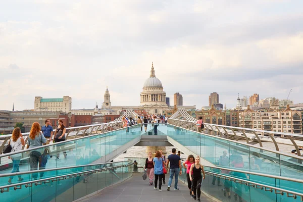 Puente del Milenio con gente caminando y la catedral de St Paul, Londres — Foto de Stock