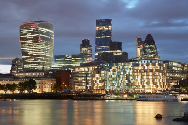 Лондонські хмарочоси з видом на горизонт, освітлені ввечері — стокове фото
