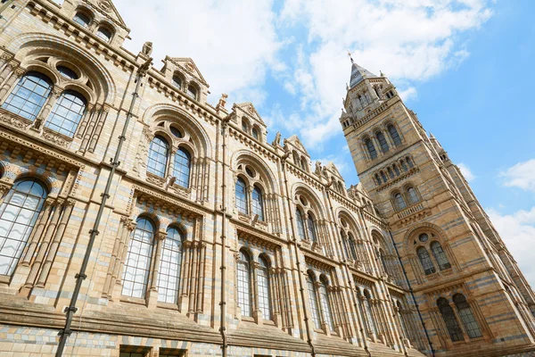 Fachada del Museo de Historia Natural en un día soleado, Londres — Foto de Stock