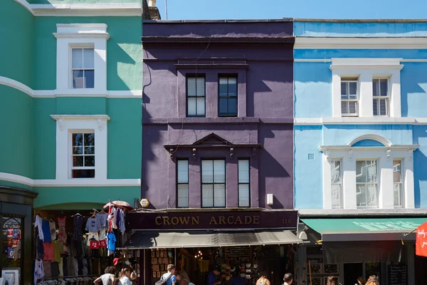 Portobello carretera coloridas casas y personas caminando en un día soleado, Londres — Foto de Stock