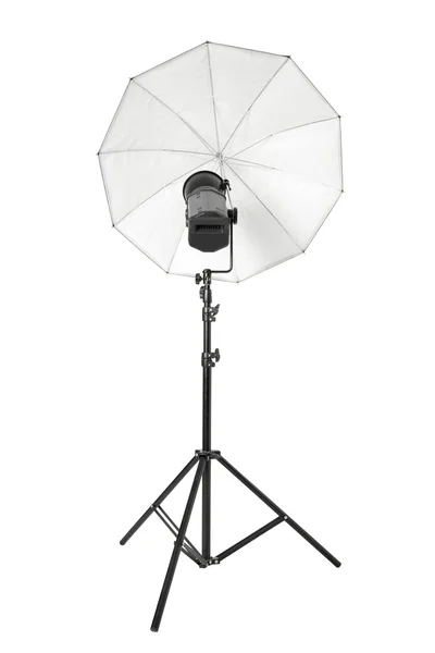 Studio flash avec parapluie blanc et support sur blanc — Photo