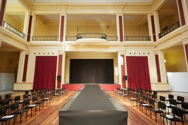 Palais de l 'Europe, interior do teatro antes do desfile de moda, Menton — Fotografia de Stock