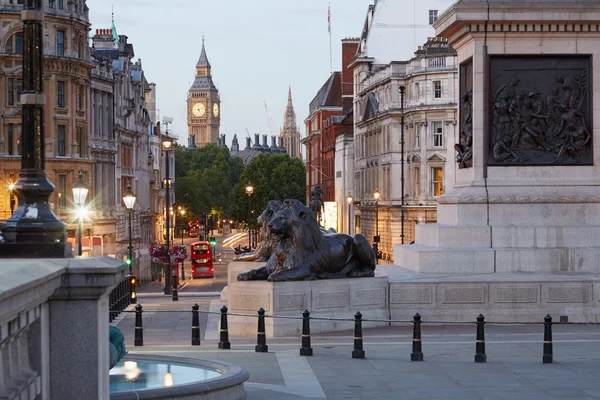 Trafalgar square en de Big Ben, vroeg in de ochtend in Londen — Stockfoto
