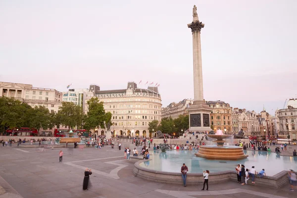 Plaza Trafalgar con gente y turistas por la noche, Londres — Foto de Stock