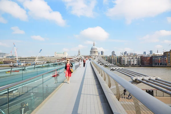 Millennium Bridge med folk Walking och St Paul Cathedral, London Royaltyfria Stockbilder