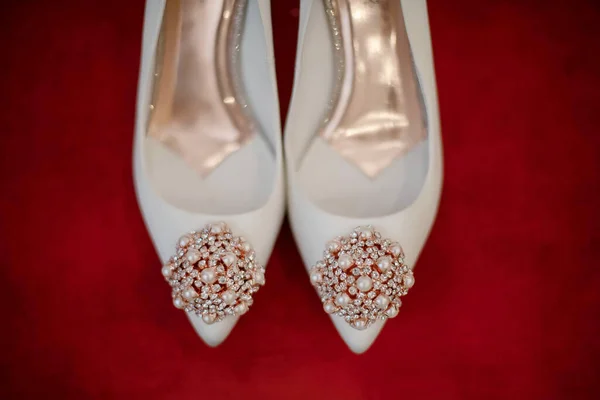 Close Belo Par Sapatos Noiva Branco Embelezado Com Pérolas Contas — Fotografia de Stock