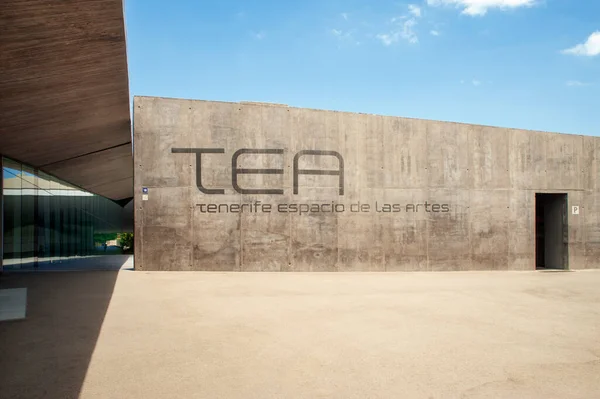TEA, Tenerife Espacio de las Artes, Santa Cruz de Tenerife, Kanarya Adaları, İspanya - 20 Haziran 2014: Beton duvara isminin kazınmış olduğu sanat galerisinin soyut dış görünüşü