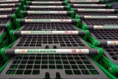 Mercadona, Las Chafiras, Tenerife, Kanarya Adaları, İspanya - 20 Temmuz 2020: Süpermarket girişinde plastik alışveriş trolleri, kolay idare için birbirlerine istiflendiler.