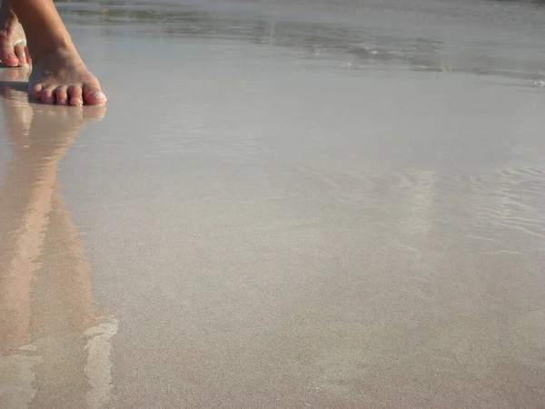 Sahilde Genç Bir Kadının Bacaklarının Yansıması Kumsalda Yürüyen Bir Kadının — Stok fotoğraf
