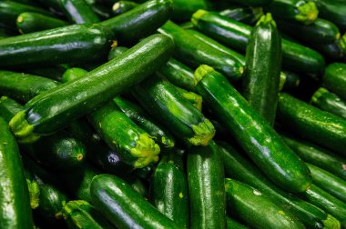 Taze ve parlak kabaklar ya da yaz kabağı olarak da bilinen kabaklar, ya çiğ salatada ya da pişirilmiş, çok yönlü, hassas ve birçok hafif yemeğe eklenmesi kolay lezzetli bir sebzedir.