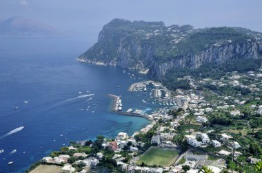 Anacapri, Villa San Michelle 'den, pek çok ünlünün yatlarını ve çevresindeki evleri İtalya' nın Capri adasına demirlediği Marina Grande limanına inanılmaz bir bakış açısı.