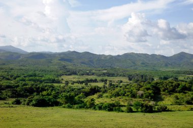 Eski bir şeker tarlası olan Valle de los Ingenios üzerinde Torre de Manaca Iznaga olarak bilinen kuleden muhteşem bir manzara, bugünlerde Trinidad, Küba 'dan yaklaşık 15 km uzaklıktaki bir Dünya Mirası bölgesi.