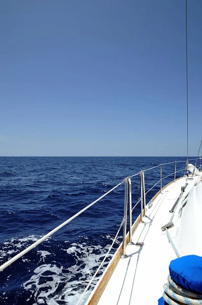 Szabadidős Yacht Kirándulás Kilátás Bal Oldalán Egy Nagyon Napos Napon — Stock Fotó