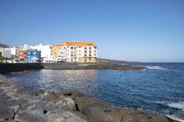 Puertito de Guimar 'da güneşli bir öğleden sonra, adanın doğu kıyısında karanlık lav plajları, kayalık kıyıları ve tipik Kanarya binaları, Tenerife, Kanarya Adaları, İspanya