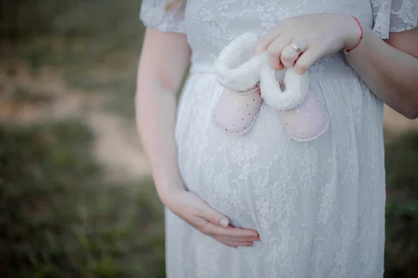Mujer Embarazada Vistiendo Vestido Blanco Largo Tocando Delicadamente Protuberancia Mostrando — Foto de Stock