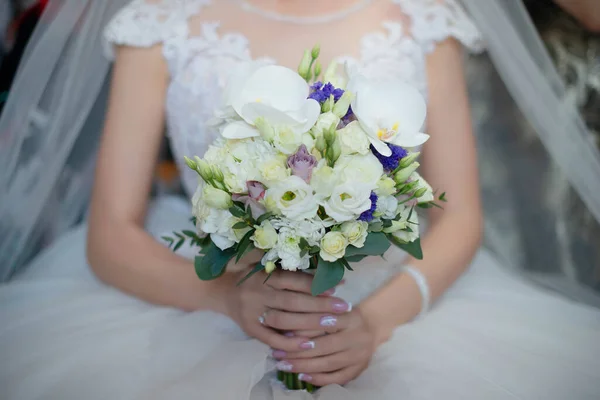 Όμορφη Νύφη Φορώντας Ένα Πανέμορφο Λευκό Φόρεμα Και Πέπλο Κρατώντας — Φωτογραφία Αρχείου
