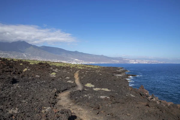 2つの海岸沿いの町を結ぶ マルパイス グイマルと呼ばれる溶岩と火山岩の乾燥した高地を通る狭い歩道スペイン カナリア諸島のテネリフェ島にあるプエルティト グイマルとエル ソコロ — ストック写真