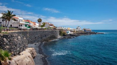 La Caleta, Costa Adeje, Tenerife, Kanarya Adaları, İspanya - 5 Mayıs 2019: adanın güneyinde balık restoranları, terasları ve barlarla dolu büyük gezinti yerleri olan küçük şirin bir sahil beldesi.