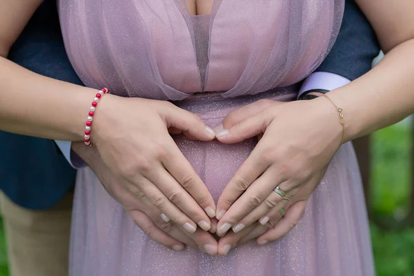 Elegancko Ubrana Para Obejmująca Dłońmi Tworząca Serce Brzuchu Kobiety Ogłaszająca — Zdjęcie stockowe