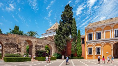 Sevilla 'nın gerçek Alcazar' ı, İspanya Kraliyet Sarayı - 24 Haziran 2019: Patil de la Montera avlusunu ya da saray binalarını birbirine bağlayan ana büyük meydanı ziyaret eden turistler