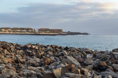 Öğleden sonra Palm-Mar sahilinin vahşi kayalık bir sahili ve özel konutları, İspanya 'nın Kanarya Adaları' ndaki Arona belediyesinin Tenerife adasının güneyinde büyüleyici bir tatil köyü ve kasabası.