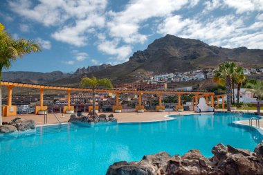 Roque del Conde, Tenerife, Kanarya Adaları, İspanya - 5 Mayıs 2021: Roque del Conde 'nin popüler banliyösü Torviscas Alto' da bulunan muhteşem bir yüzme havuzu.