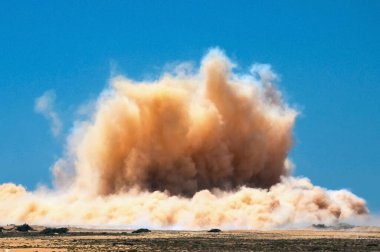 Maden sahasında dinamit patlaması sırasında kum fırtınası 