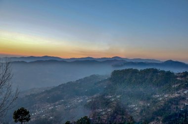 Himalaya Dağları 'ndaki Puslu Dağlar 