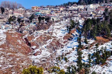 Himalaya dağlarında karla kaplı evler