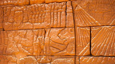 Sudan 'daki Meroe Piramidinin içindeki taş oyma.