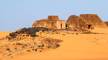 Sudan 'daki Sahra Çölü' nde Meroe Piramitleri