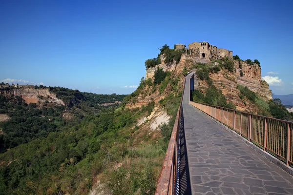 Beautiful panoramic view of famous Civita di Bagnoregio with Tiber river valley in golden evening light, Lazio, Italy — Stock Photo, Image