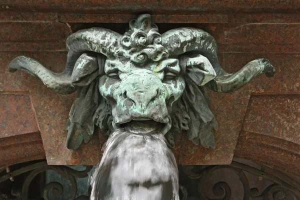 Details van de fontein in het stadhuis van Hamburg — Stockfoto