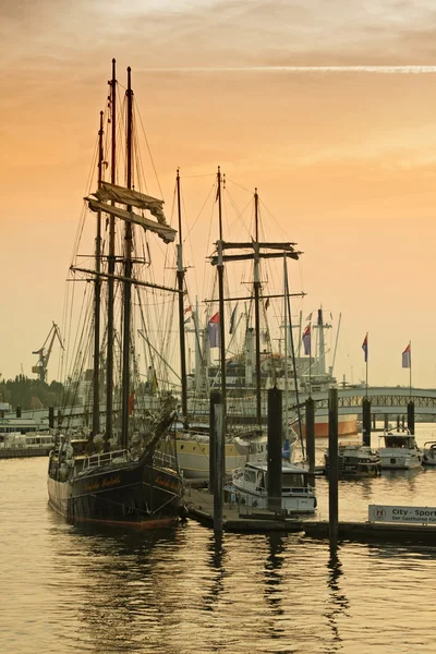 Hamburg hamn. Båt efter solnedgången, Tyskland — Stockfoto