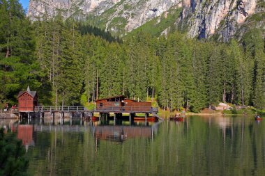 Braies gölde Dolomites dağlar, Seekofel arka planda, Sudtirol, İtalya