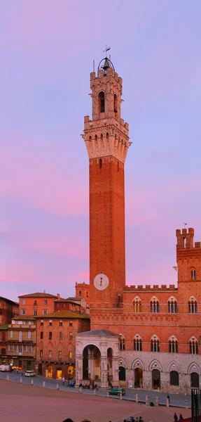 Plac Campo z budynku publicznego o zachodzie słońca, Siena, Włochy — Zdjęcie stockowe